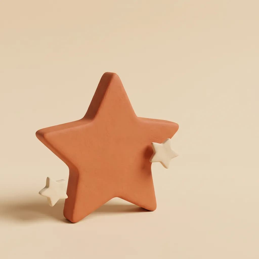 Grote mat oranje vijfpuntige ster rechtop met twee kleine crème sterren ernaast op een crème achtergrond