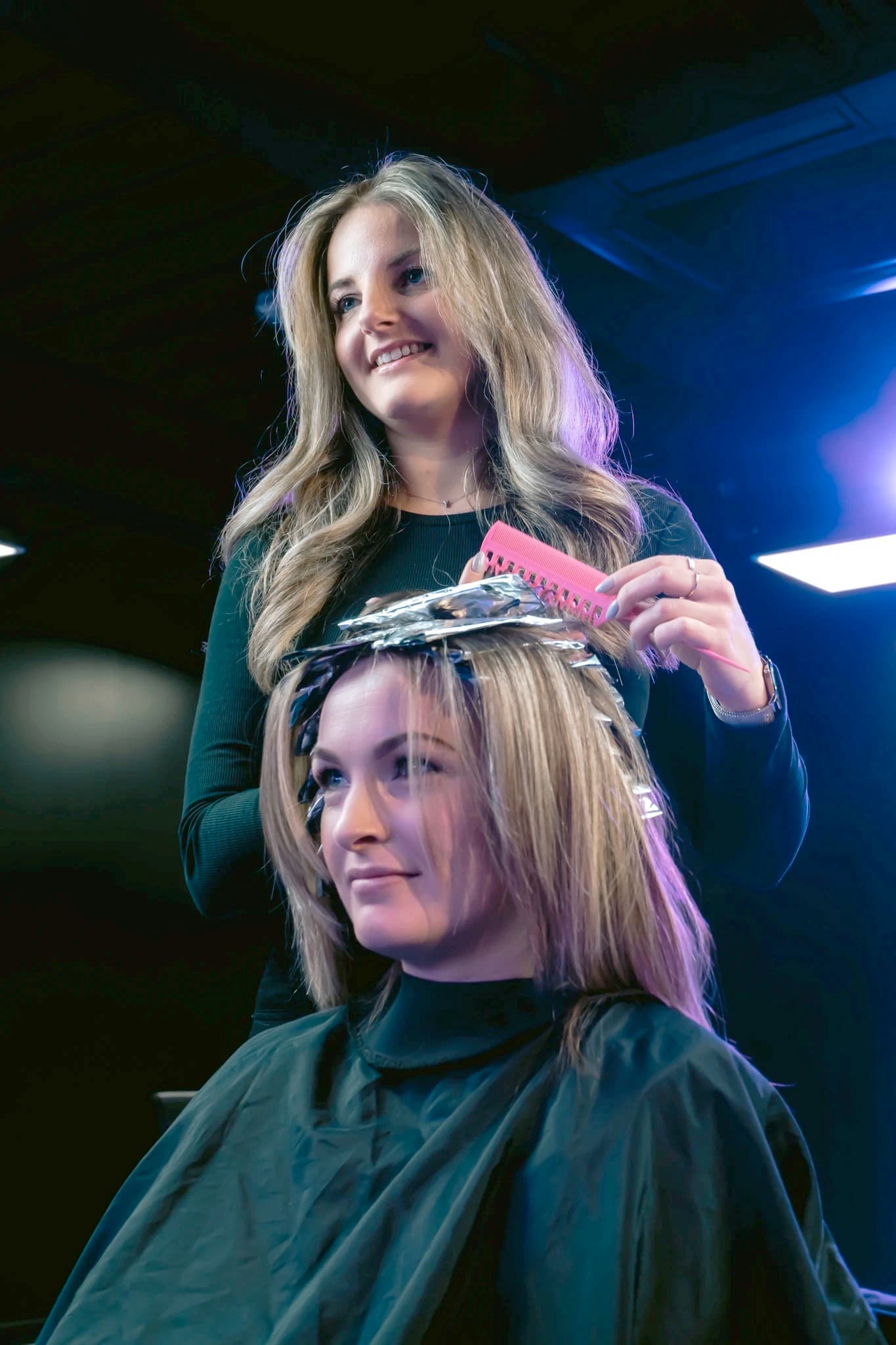 Kapper brengt highlights aan met de roze 11PINK-kam
