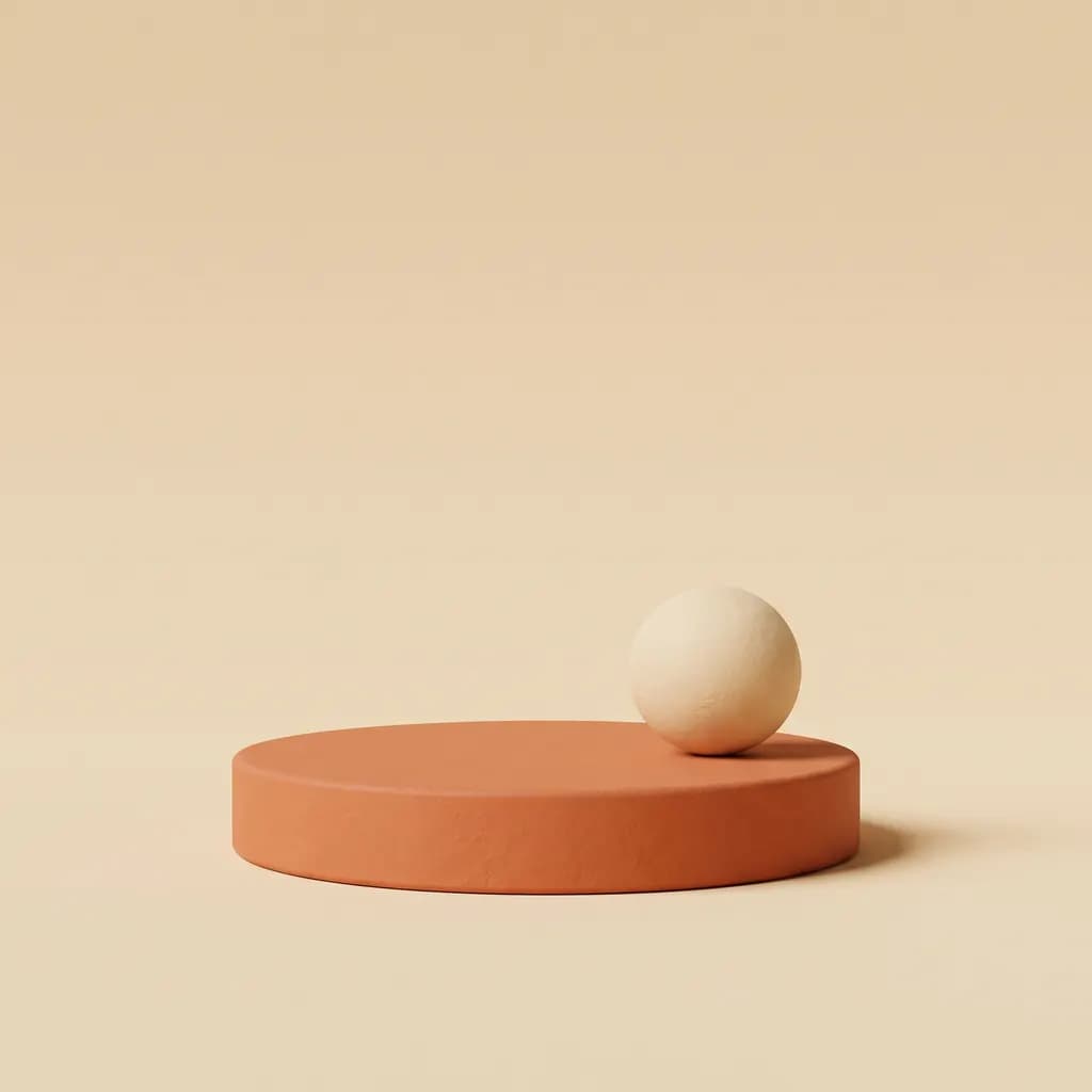 Mat oranje rond podium met een kleine crème bol erop op een vlakke crème achtergrond