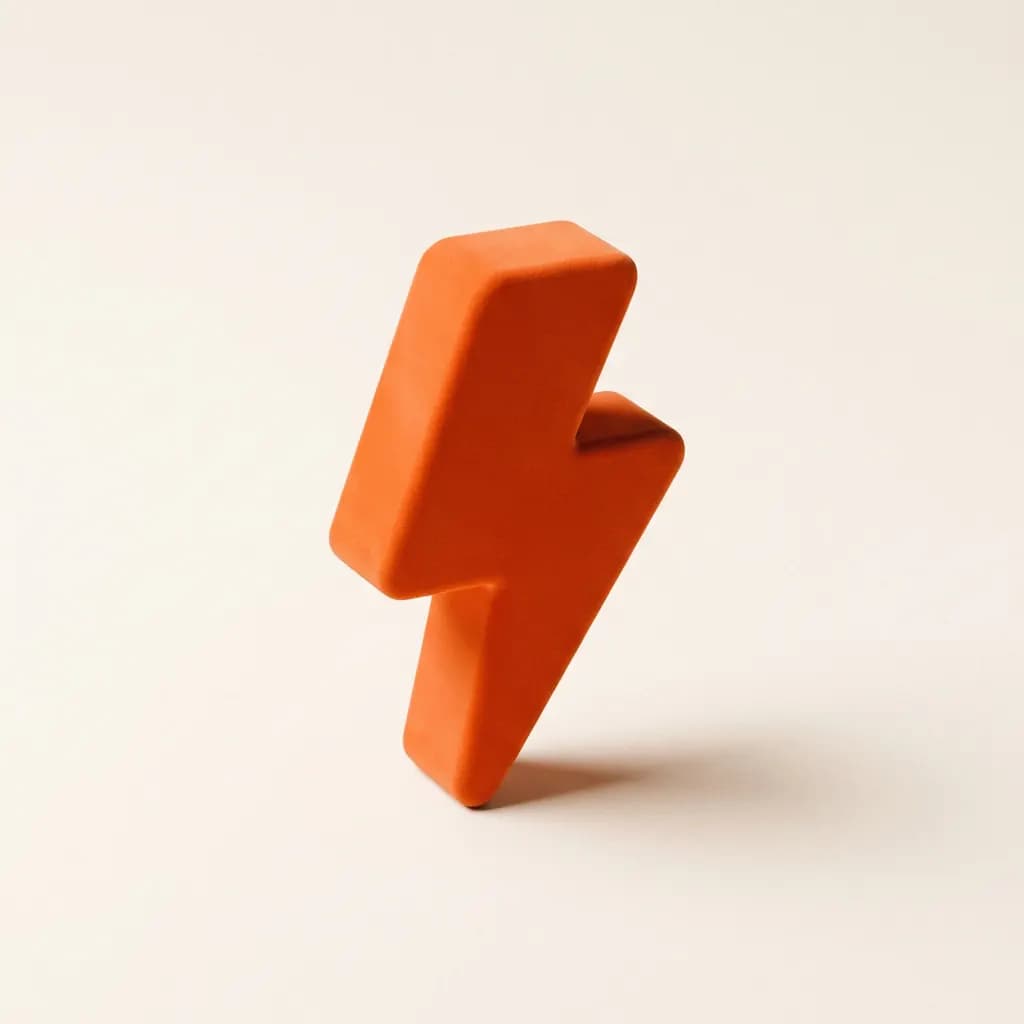 Matte oranje 3D-bliksemschicht staat licht gekanteld op een vlakke crème achtergrond met een zachte schaduw